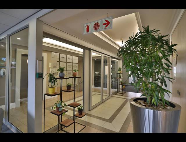 28M² SERVICED OFFICE TO LET IN FOURWAYS